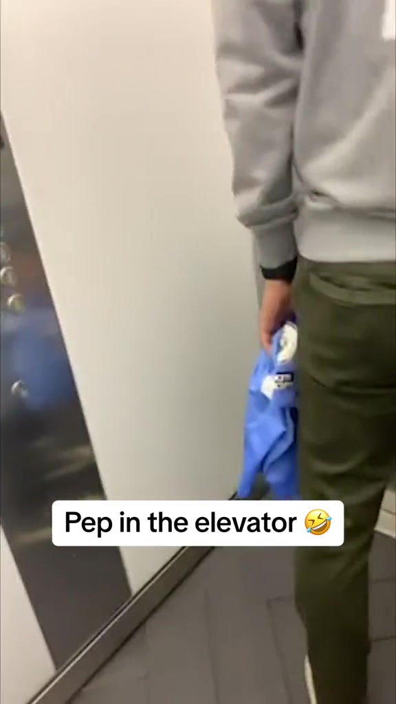  假笑瓜当女粉丝坐电梯时碰到瓜迪奥拉