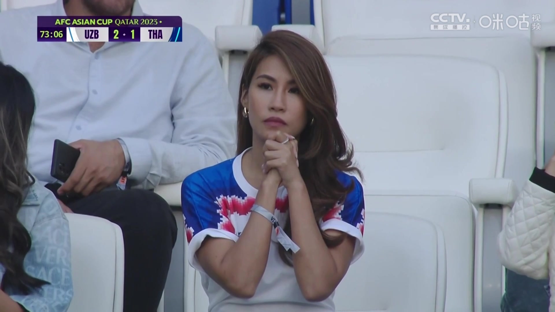  看到镜头害羞了！场边着急的泰国美女球迷