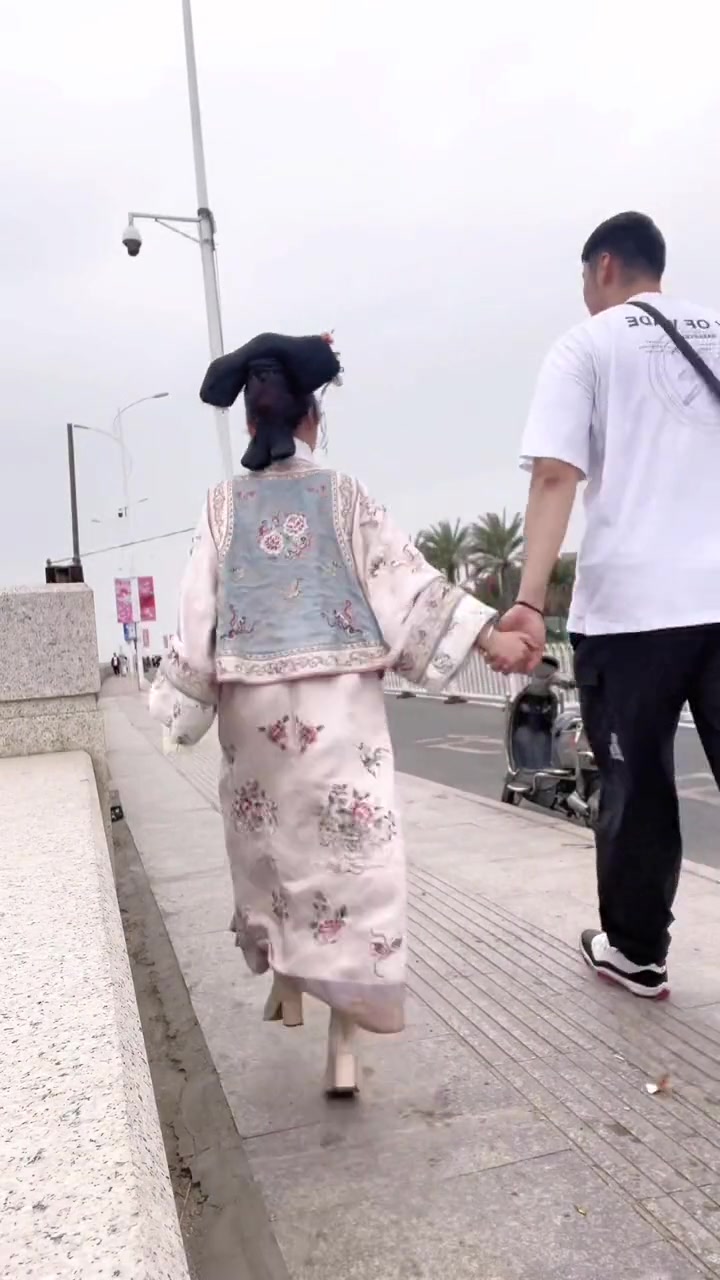  身穿古装的小女友晒和赵义明一起逛街视频：今天出门带的公公有点小气 都不
